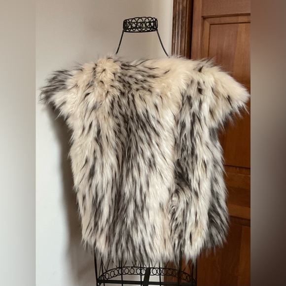 Twelfth Street By Cynthia Vincent, faux fur vest, Medium - Picture 6 of 11